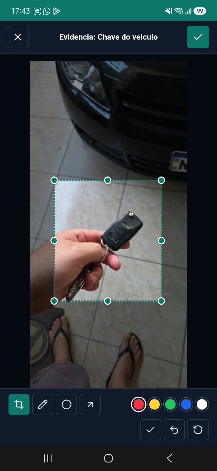 Captura de evidência fotográfica da chave do veículo com ferramentas de corte e anotação